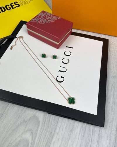 Van Cleef & Arpels Necklace and Ear Ring green Van Cleef & Arpels Necklace and Ear Ring green