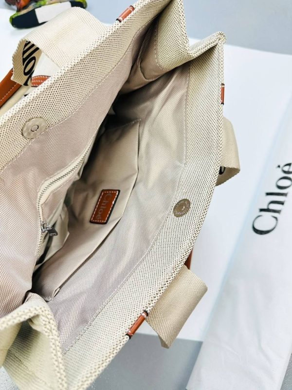 Chloe Woody branded linen shoulder bag top view Chloe Woody branded linen shoulder bag top view