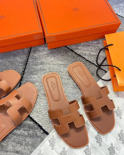 Hermes Oran Caramel Slider
