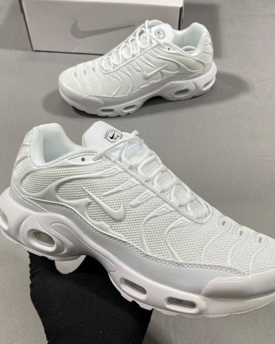Nike Airmax Sneakers in white color Nike Airmax Sneakers in white color