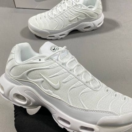 Nike Airmax Sneakers in white color