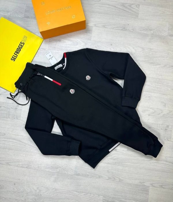 Moncler Men Women Replica Full Tracksuits Knitted Long Sleeves in black color Moncler Men Women Replica Full Tracksuits Knitted Long Sleeves in black color