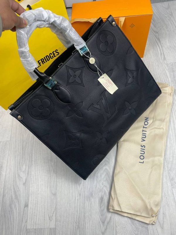 Close-up of leather handles and long shoulder straps of the Louis Vuitton On The Go Tote Bag. Close-up of leather handles and long shoulder straps of the Louis Vuitton On The Go Tote Bag.