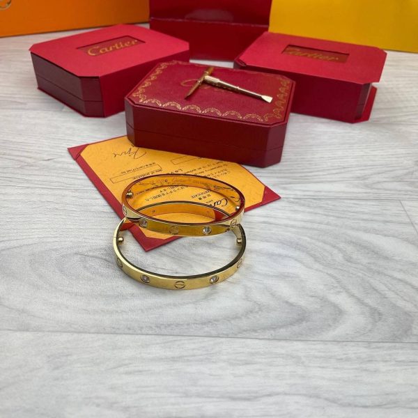 Cartier Trendy Stylish Bracelet in Gold Colour