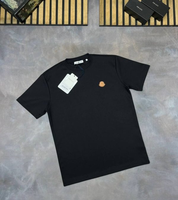 Moncler Shorts & T-Shirt Set – Classic Logo Casual Wear 2 Moncler Shorts & T-Shirt Set – Classic Logo Casual Wear 2