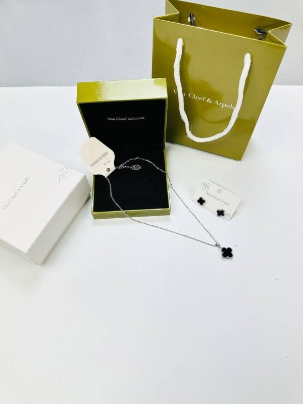 Van Cleef & Arpels Alhambra Necklace & Earrings Set black Van Cleef & Arpels Alhambra Necklace & Earrings Set black