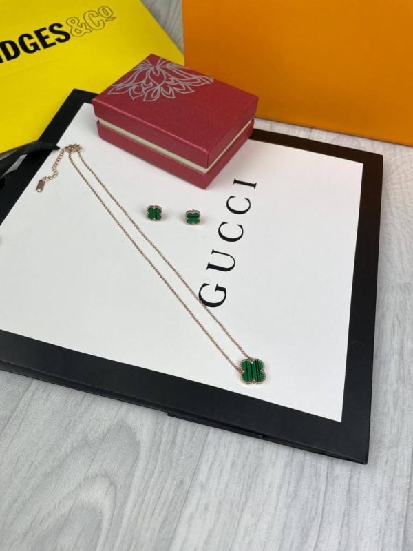 Van Cleef & Arpels Clover Necklace & Earrings Set in green color Van Cleef & Arpels Clover Necklace & Earrings Set