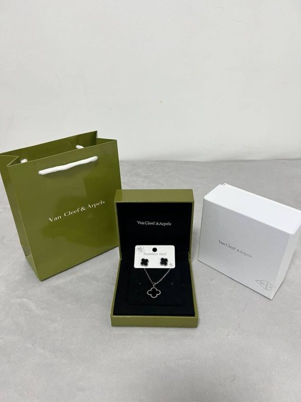 Van Cleef Clover Black Necklace & Earrings Set Van Cleef Clover Black Necklace & Earrings Set