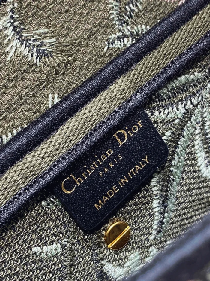 Dior Saddle Bag Knockoff in Green Multicolor Dior Petites Fleurs Embroidery 5 Dior Saddle Bag Knockoff in Green Multicolor Dior Petites Fleurs Embroidery 5