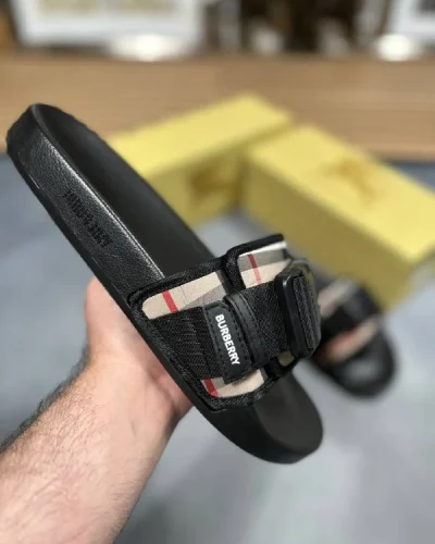 Burberry Vintage Check Buckle AAA Quality Sliders for Men