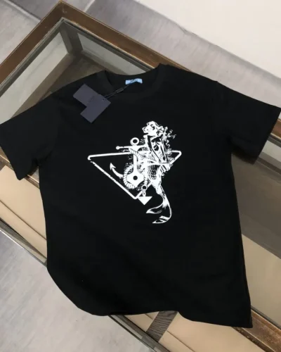 Black Skull Graphic Tee – White Art Streetwear Edition