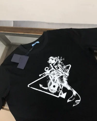 Black Skull Graphic Tee – White Art Streetwear Edition graphics