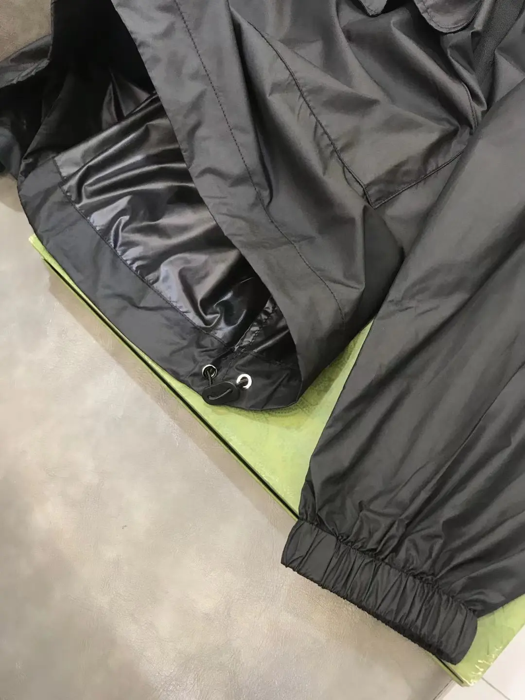 Black Waterproof Hooded Rain Jacket with Zippered Pockets AAA Quailty sleeves