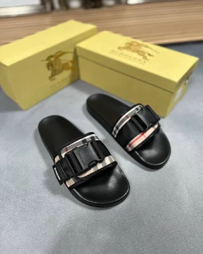 Burberry Vintage Check Buckle AAA Quality Sliders for Men