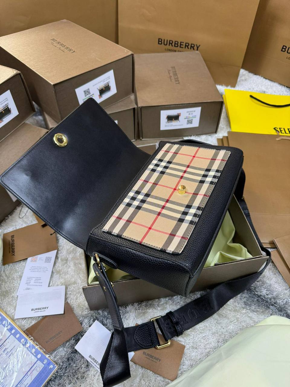 Burberry Women's Vintage Check Note Shoulder Bag – Black - Image 3
