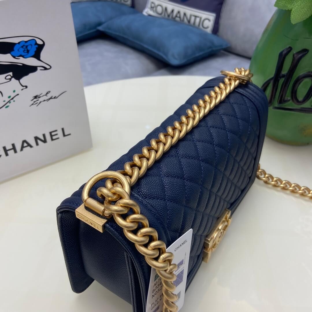 Chunky gold curb chain close view on navy Boy Chanel bag