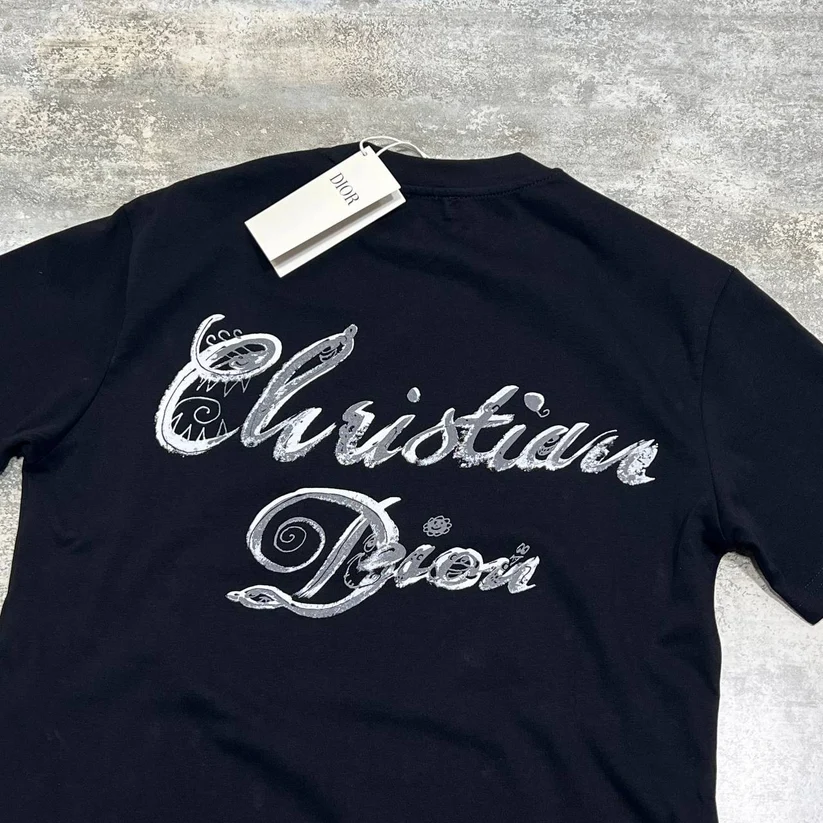 Dior 1947 Luxury Replica Script Embroidery Relaxed-Fit T-Shirt logo