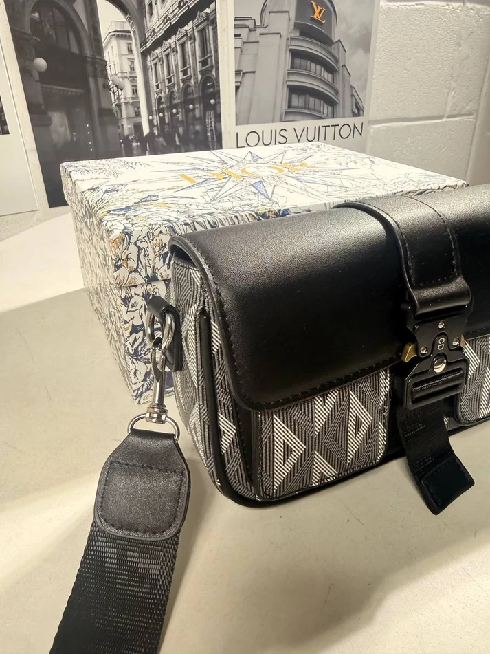 Dior AAA Quailty Hit the Road Messenger Bag strap