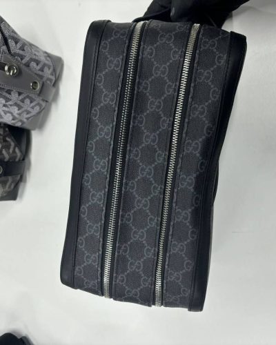 Gucci Men’s Interlocking GG Supreme Toiletry Bag Luxury Fake zips
