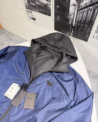 Prada Re-Nylon Reversible Hooded Replica Jacket for Men – Navy Blue:Black Prada Re-Nylon Reversible Hooded Replica Jacket for Men – Navy Blue:Black