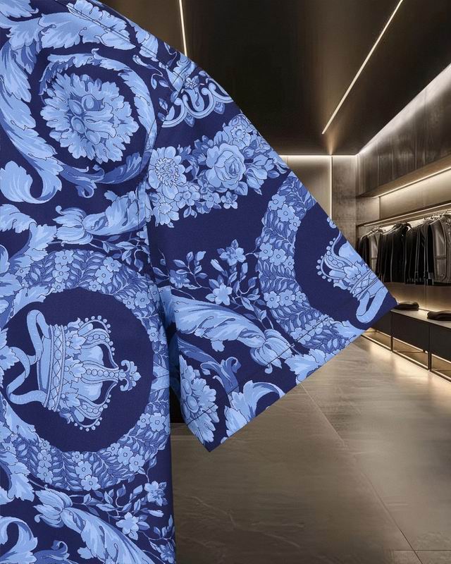 Versace shirt short sleeve with crown and flower print close view